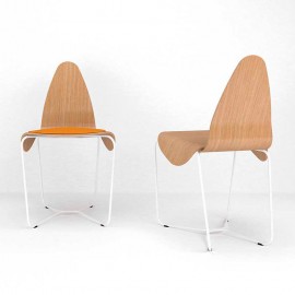 Silla de diseño ondulado con patas de tubo