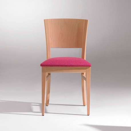 Silla de madera con asiento acolchado