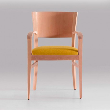 Silla de madera con asiento acolchado