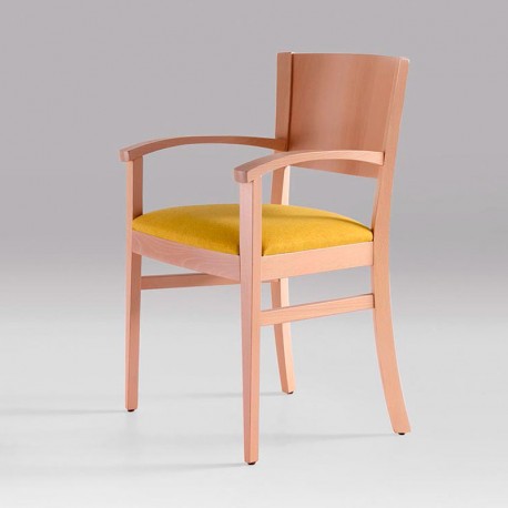 Silla de madera con asiento acolchado