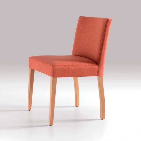 Silla de madera con asiento y respaldo tapizado