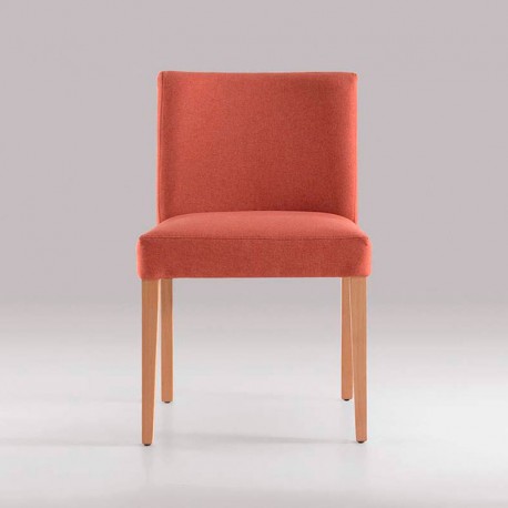 Silla de madera con asiento y respaldo tapizado
