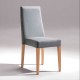 Silla de madera tapizada con respaldo alto