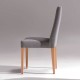 Silla de madera tapizada con respaldo alto
