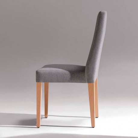Silla de madera tapizada con respaldo alto