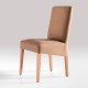 Silla de madera tapizada con respaldo alto