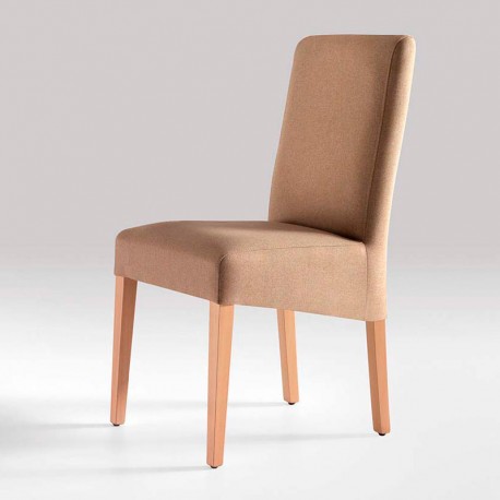 Silla de madera tapizada con respaldo alto