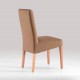 Silla de madera tapizada con respaldo alto