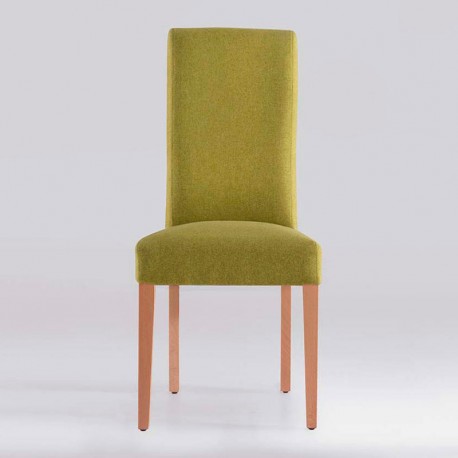 Silla de madera tapizada con respaldo alto