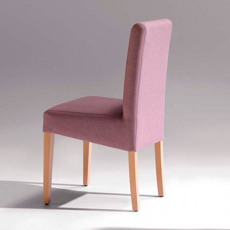 Silla de madera tapizada con respaldo alto