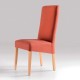 Silla de madera tapizada con respaldo alto