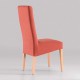 Silla de madera tapizada con respaldo alto