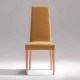 Silla de madera tapizada con respaldo alto