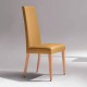 Silla de madera tapizada con respaldo alto
