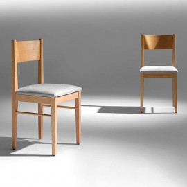 Silla de diseño en madera con asiento tapizado