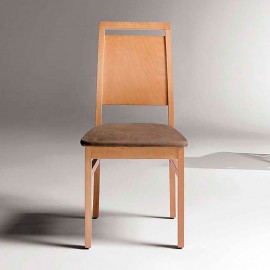 Silla de diseño clásico de madera con respaldo alto