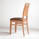 Silla de diseño clásico de madera con respaldo alto