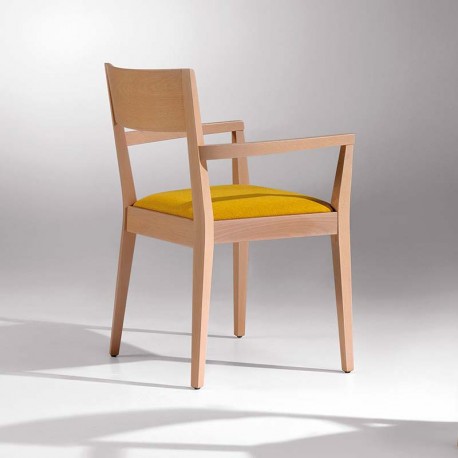 Silla de diseño en madera con brazos