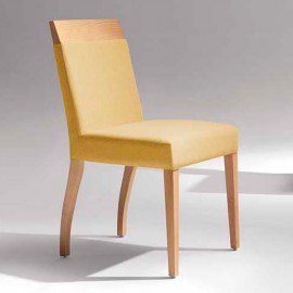 Silla de diseño en madera tapizada
