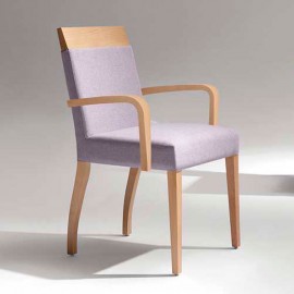 Silla de diseño en madera tapizada con brazos