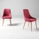 Silla de sala de poliuretano tapizado y patas de madera