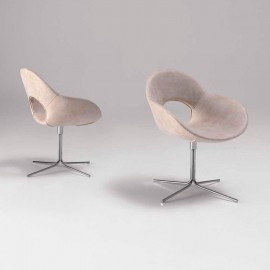 Silla de diseño de líneas curvas tapizada