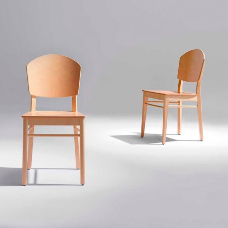 Silla de madera de tipo nórdico