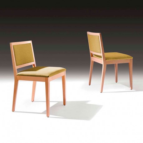 Silla moderna con brazos de madera