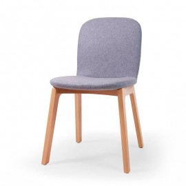 Silla de madera acolchada