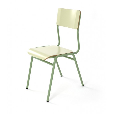 Silla de madera con tubo verde de acero