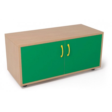 Armario de madera con puertas y estante interior